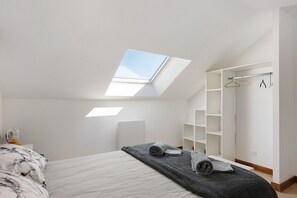 3 bedrooms, iron/ironing board, WiFi, bed sheets - Family Cottage in the Countryside (Noyant-Villages)