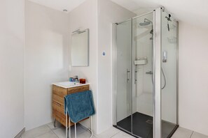 Shower, hair dryer, towels - Family Cottage in the Countryside (Noyant-Villages)