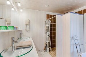 Douche, sèche-cheveux, serviettes fournies