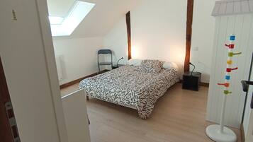 Een strijkplank/strijkijzer, wifi, beddengoed