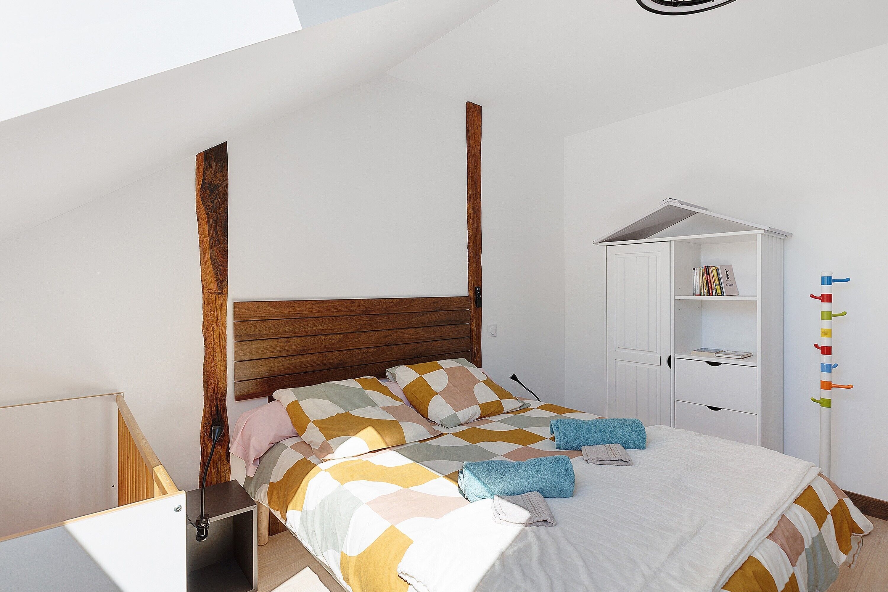 3 habitaciones, tabla de planchar con plancha, wifi y ropa de cama 