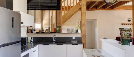 Kühlschrank, Mikrowelle, Ofen, Herdplatte