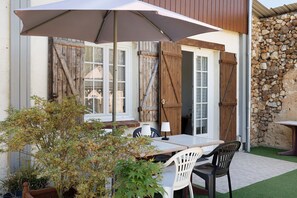 Outdoor dining - Family Cottage in the Countryside (Noyant-Villages)