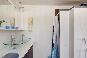 Shower, hair dryer, towels - Family Cottage in the Countryside (Noyant-Villages)