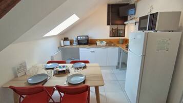 KĂŒhlschrank, Mikrowelle, Ofen, Herdplatte