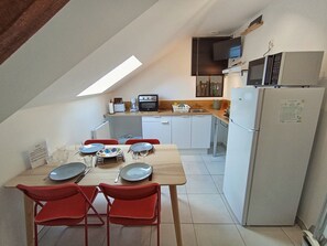 Fridge, microwave, oven, stovetop - Family Cottage in the Countryside (Noyant-Villages)