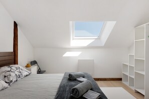 3 bedrooms, iron/ironing board, WiFi, bed sheets - Family Cottage in the Countryside (Noyant-Villages)