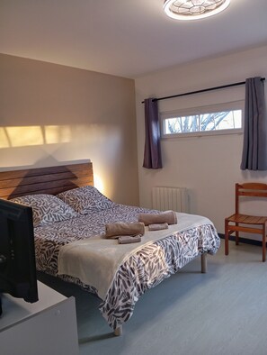 3 bedrooms, iron/ironing board, WiFi, bed sheets - Family Cottage in the Countryside (Noyant-Villages)