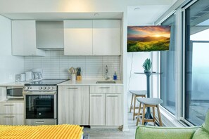 Fridge, microwave, oven, stovetop - RivetStays | The Jarvis Classic Suite – Studio Suite (Toronto)