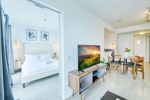 1 bedroom, iron/ironing board, WiFi, bed sheets - RivetStays | The Jarvis Gallery Suite – 1 Bedroom + Den Suite (Toronto)
