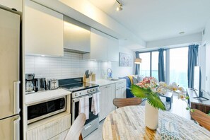 Fridge, microwave, oven, stovetop - RivetStays | The Jarvis Gallery Suite – 1 Bedroom + Den Suite (Toronto)