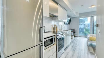 Geladeira, micro-ondas, fogão, cooktop