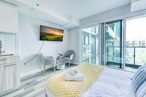 1 bedroom, iron/ironing board, WiFi, bed sheets - RivetStays | The Jarvis Business Suite – Downtown Studio Suite (Toronto)
