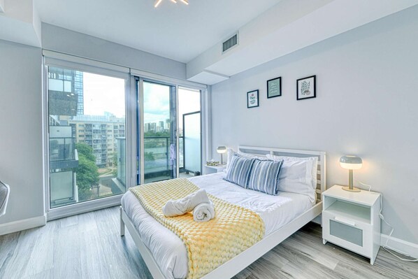 1 bedroom, iron/ironing board, WiFi, bed sheets - RivetStays | The Jarvis Business Suite – Downtown Studio Suite (Toronto)