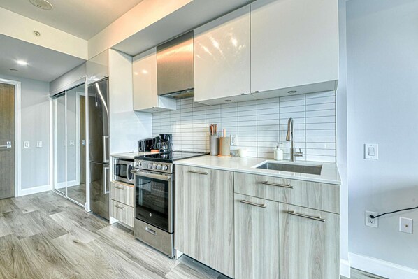 Fridge, microwave, oven, stovetop - RivetStays | The Jarvis Business Suite – Downtown Studio Suite (Toronto)