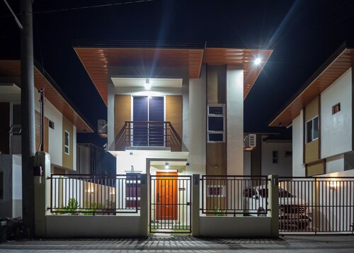 Nice 2-bedroom house with AC and fastest WiFi in charming Dauis