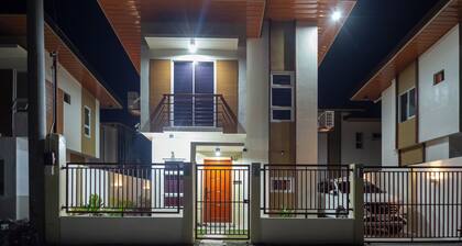 Nice 2-bedroom house with AC and fastest WiFi in charming Dauis