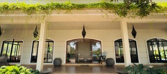 Alibaug - Holiday Home Mountain and Pool view - Studio Apt