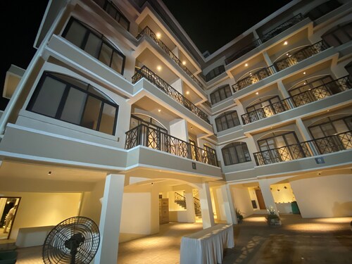 Alibaug - Holiday Home Mountain and Pool view - Studio Apt