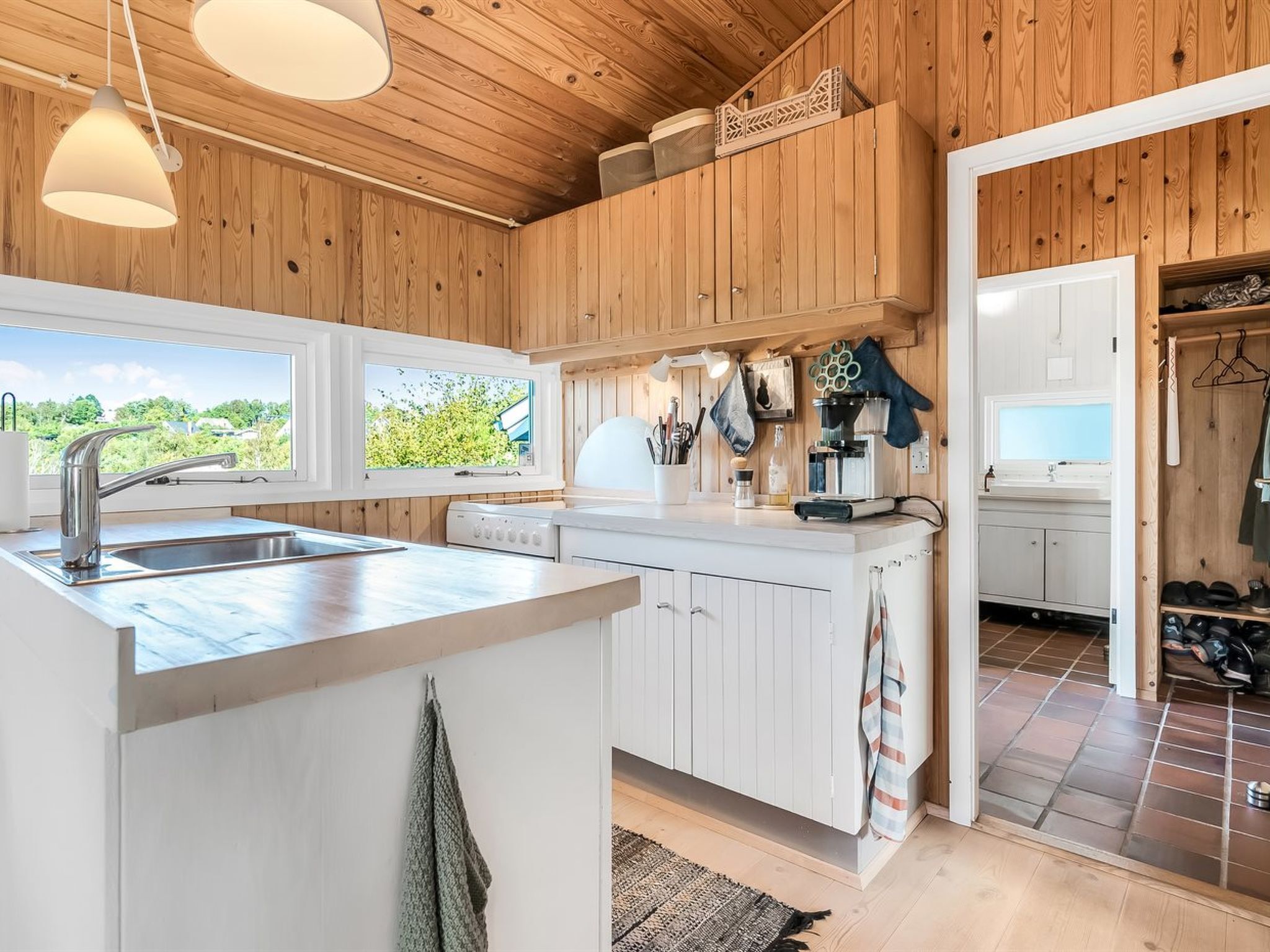Fridge, cookware/dishes/utensils