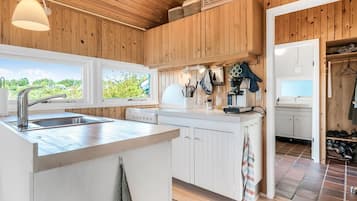 Fridge, cookware/dishes/utensils