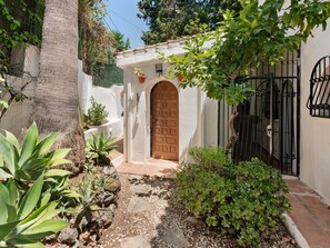 Exterior detail - Villa Sophora - 5 Minutes from Puerto Banus (Marbella)