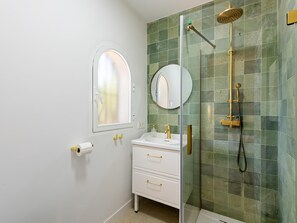 Shower, hair dryer, towels - Villa Sophora - 5 Minutes from Puerto Banus (Marbella)