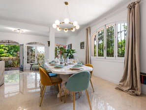 Dining - Villa Sophora - 5 Minutes from Puerto Banus (Marbella)
