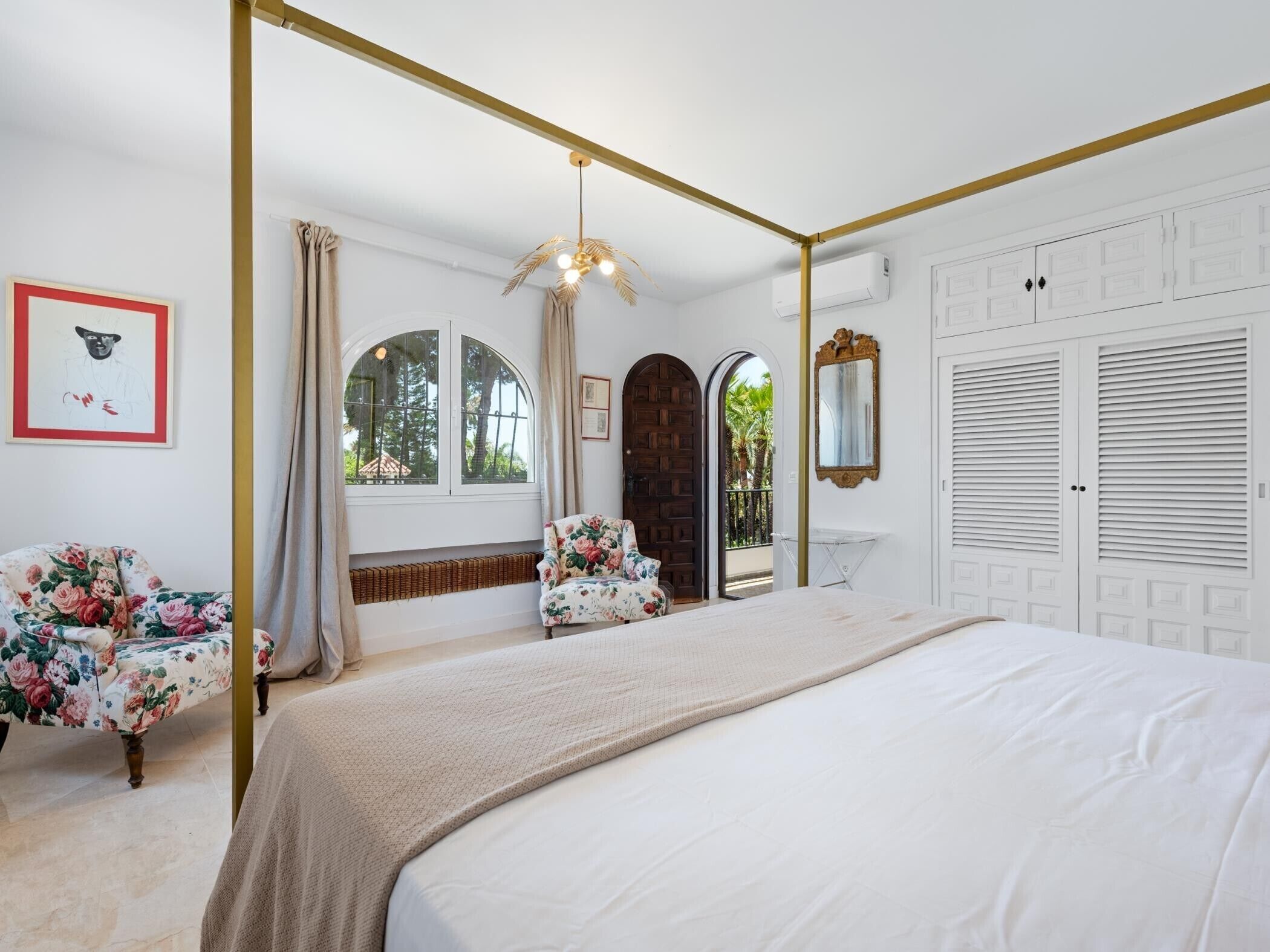 4 habitaciones, tabla de planchar con plancha, wifi y ropa de cama 