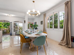 Dining - Villa Sophora - 5 Minutes from Puerto Banus (Marbella)