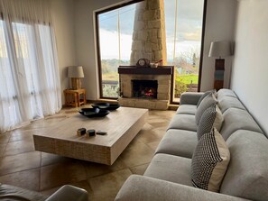 Télévision, cheminée