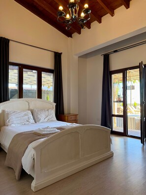4 bedrooms, iron/ironing board, WiFi, bed sheets