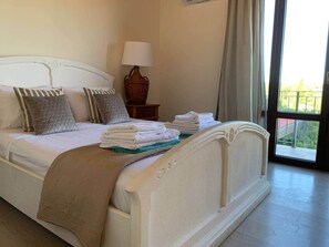 4 bedrooms, iron/ironing board, WiFi, bed sheets - Villa Grand Zeus - A place to slow down (Anogyra)