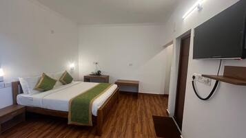 Deluxe-dobbeltværelse - udsigt til have | Skrivebord, gratis Wi-Fi