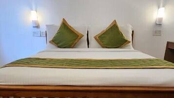 Deluxe Double Room, Garden View | Desk, free WiFi