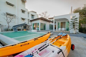 Una piscina al aire libre