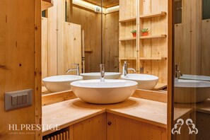 Douche, séchoir à cheveux, bidet, serviettes fournies