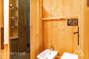 Douche, séchoir à cheveux, bidet, serviettes fournies