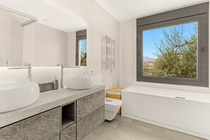 Douche, sèche-cheveux, serviettes fournies