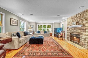 Televisio, takka, työhuone