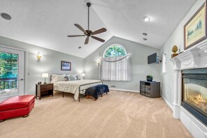 6 bedrooms, desk, WiFi, bed sheets