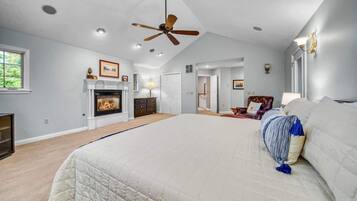 6 bedrooms, desk, WiFi, bed sheets