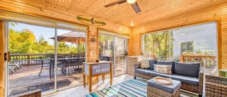 TV, fireplace, offices