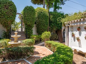 المنطقة المحيطة بالمنشأة