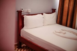 3 عدّة غرف نوم ومكواة/لوح كي وواي فاي وملاءات أسرّة