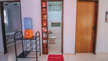 Serviettes fournies, papier toilette