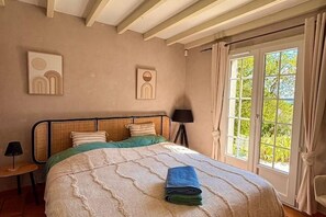 4 habitaciones, tabla de planchar con plancha, wifi y ropa de cama 