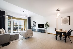 Living area - Spacious 1 BR in Shoreline Near Palm Mall (Palm Jumeirah)