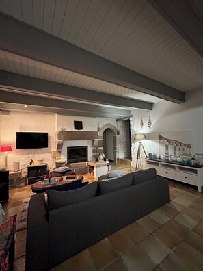 Televisión, chimenea