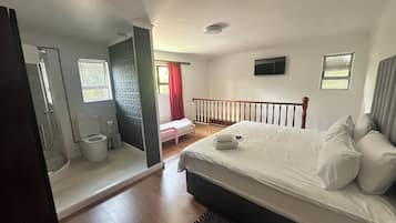 Departamento clásico | Muebles diferentes, escritorio y espacio para trabajar con laptop